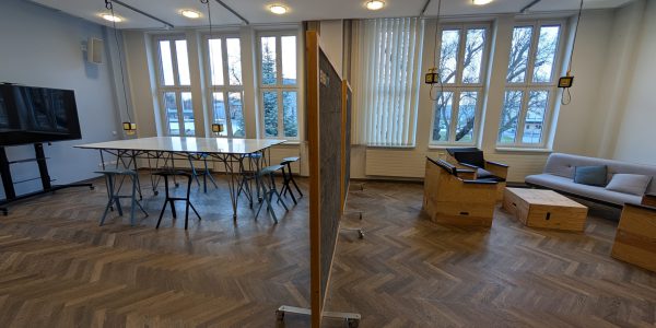 Work und Lounge im Raum Flüsterbogen